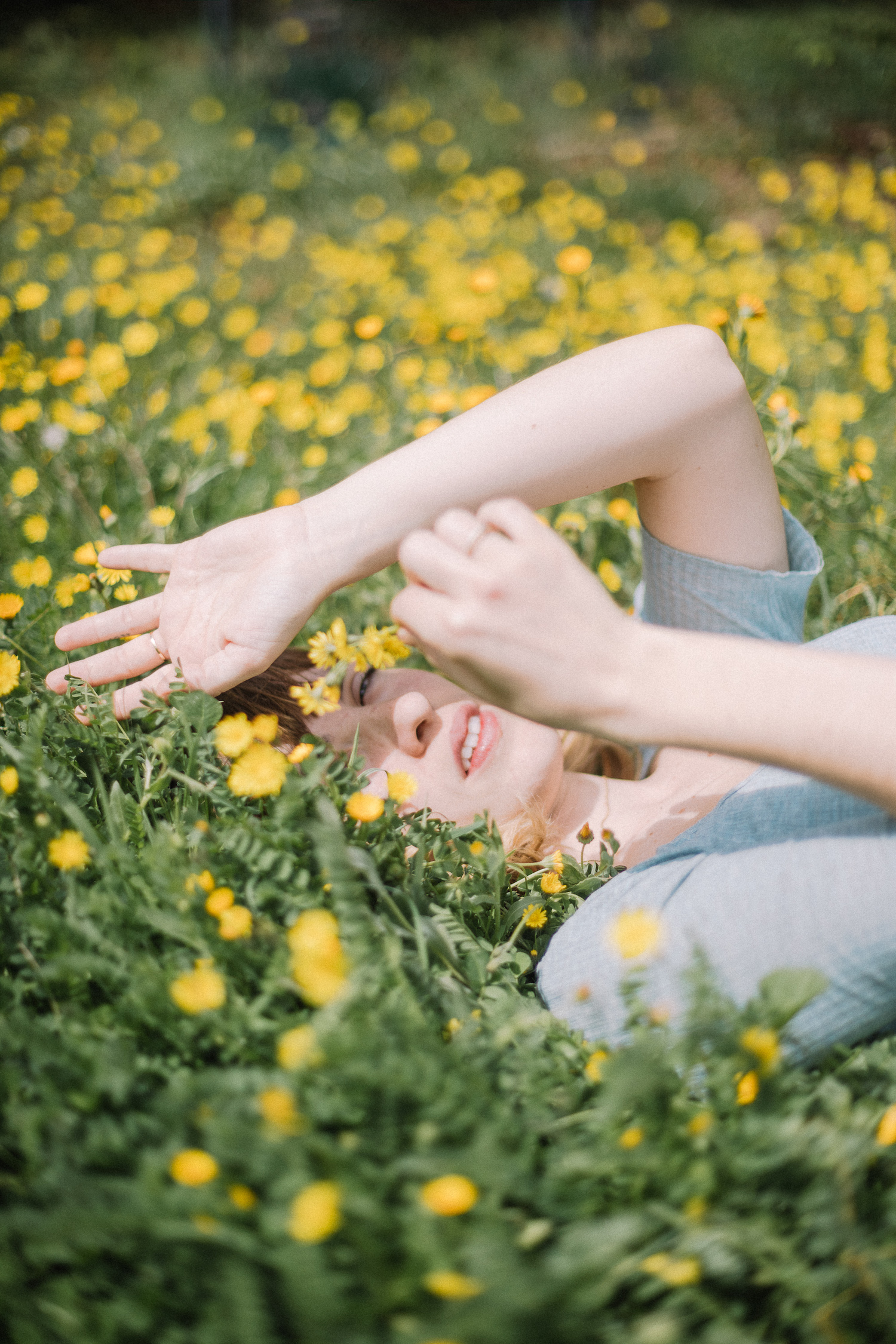 femme dans les champs fleurs jaunes soleil