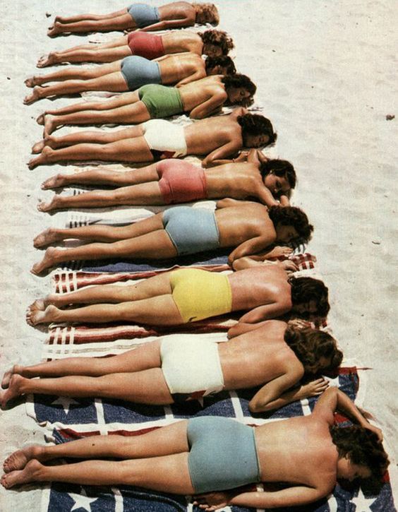 femmes topless sur le sable