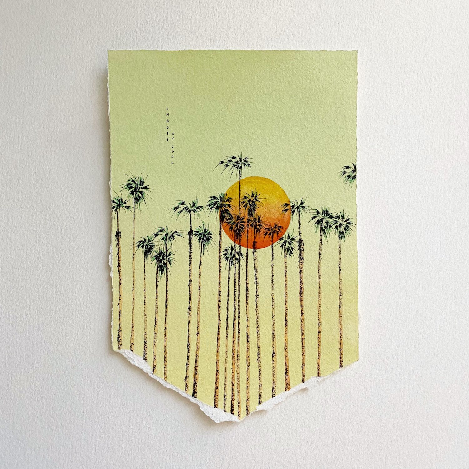 palmiers et soleil couchant fond jaune aquarelle