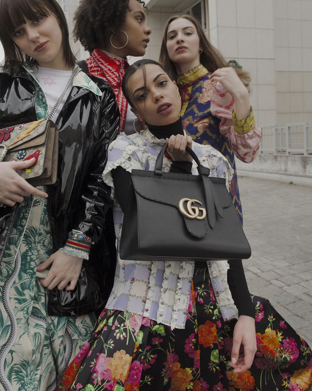 4 femmes mannequins pour Gucci montrant un sac