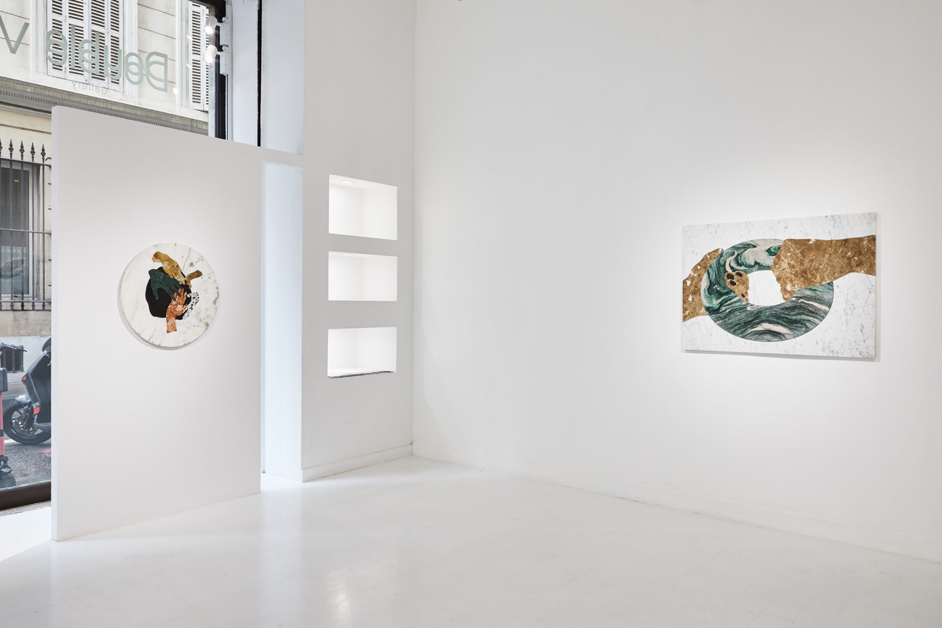 Vue de l'intérieur de la Double V gallery à Marseille. Murs blancs Avec 2 oeuvres d'Alice Guittard