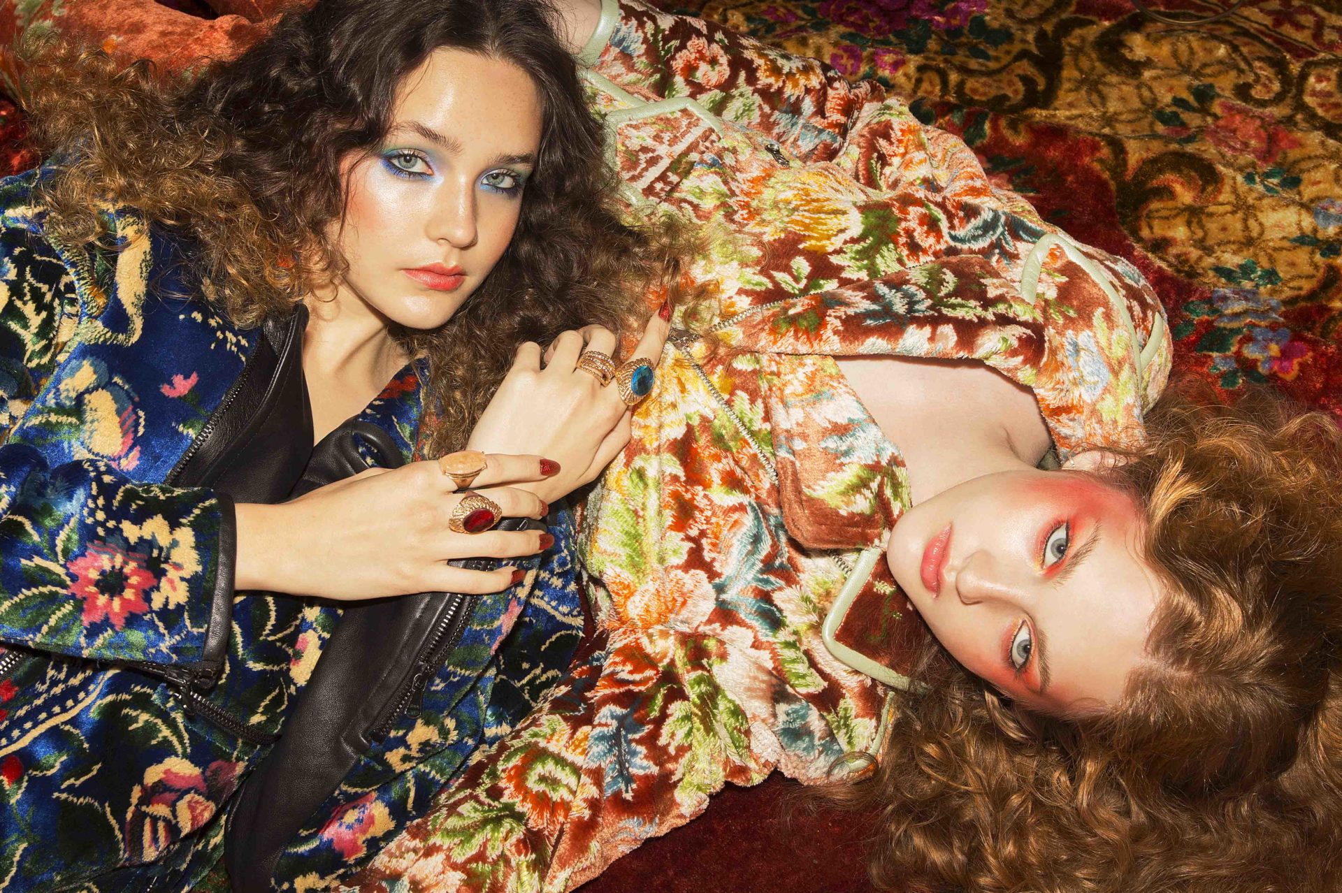Deux femmes brunes habillé en tapisserie couchées