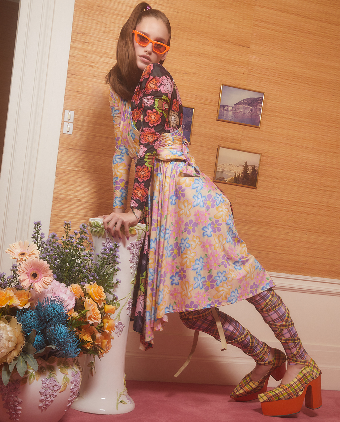 femme habillé 1960 avec des motifs et des couleurs pastels dans un salon