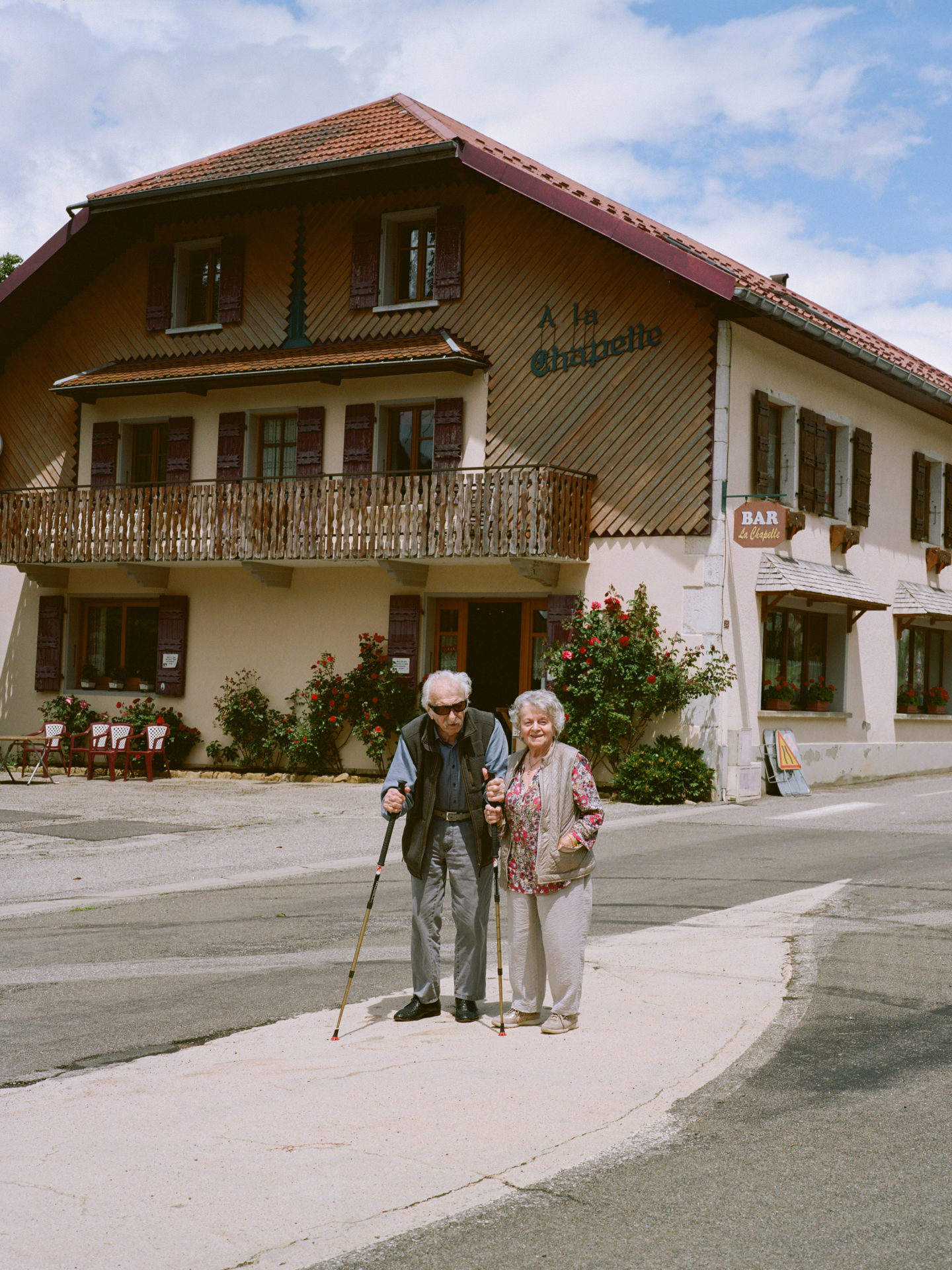 Marcel et Liliane, devant le bar de Liliane baptisé La Chapelle (Lélex, France), le 29 juin 2021.