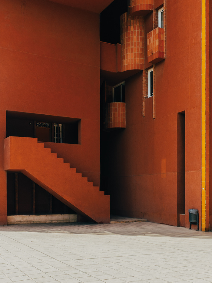 Photographie architectural d'une façade orange avec un escalier