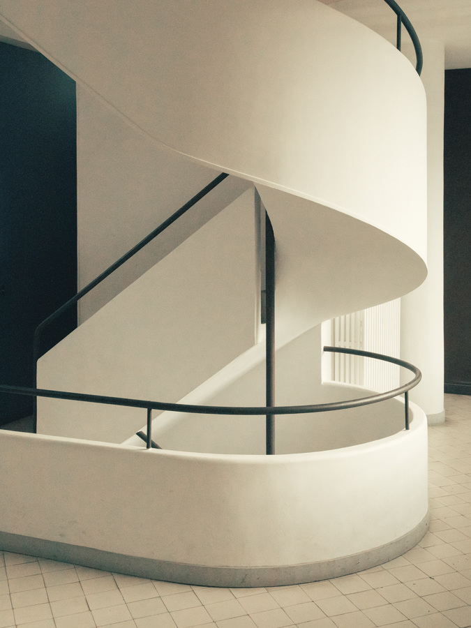 Photographie de l'escalier blanc à l'interieur de la villa savoye