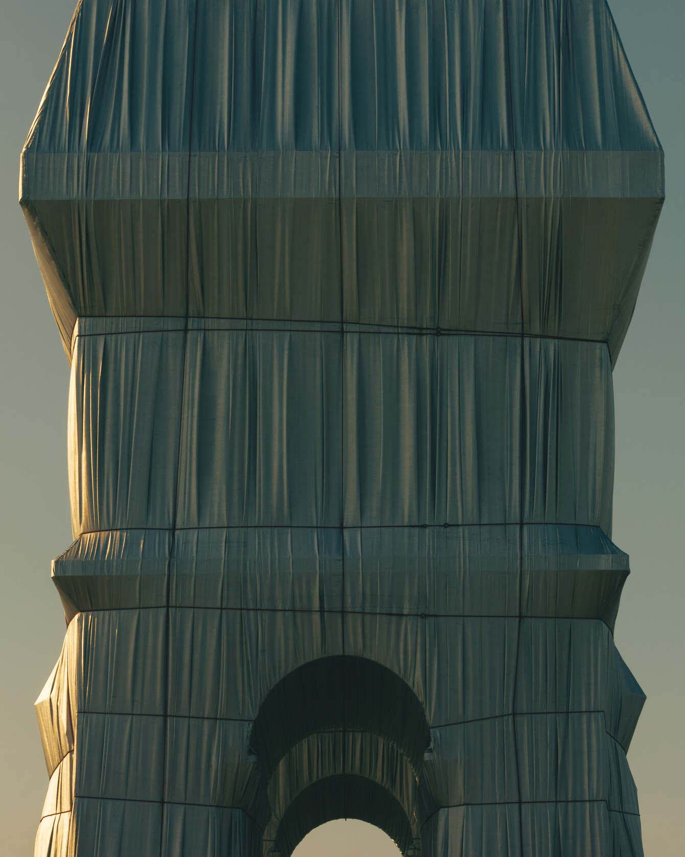 Photographie de l'rc de Triomphe emballé selon l'oeuvre de JC Christo