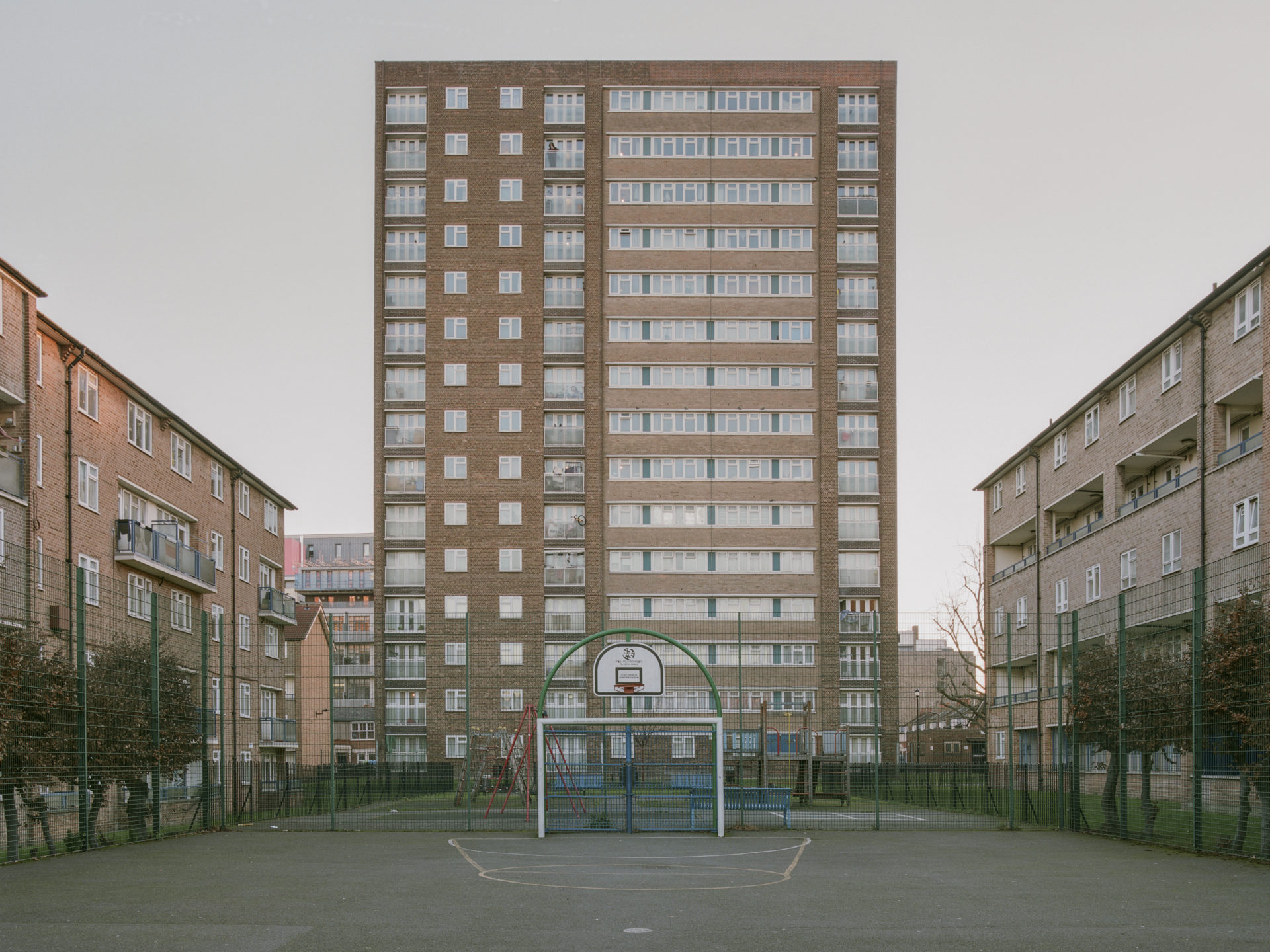 Photographie en zone urbaine dans immeuble avec en premier plan un panier de basket