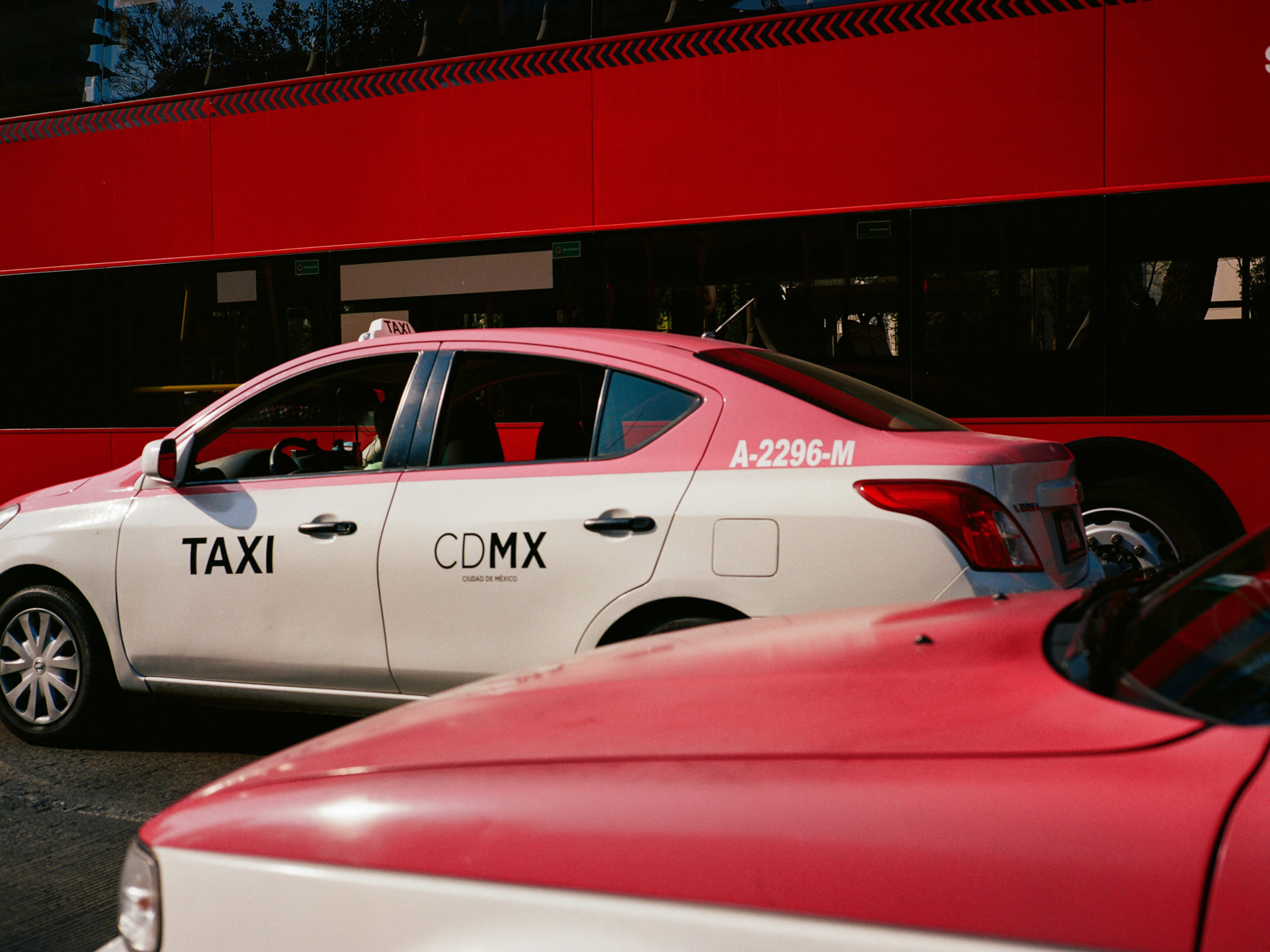 Taxi mexicain rose et blanc dans la circulation