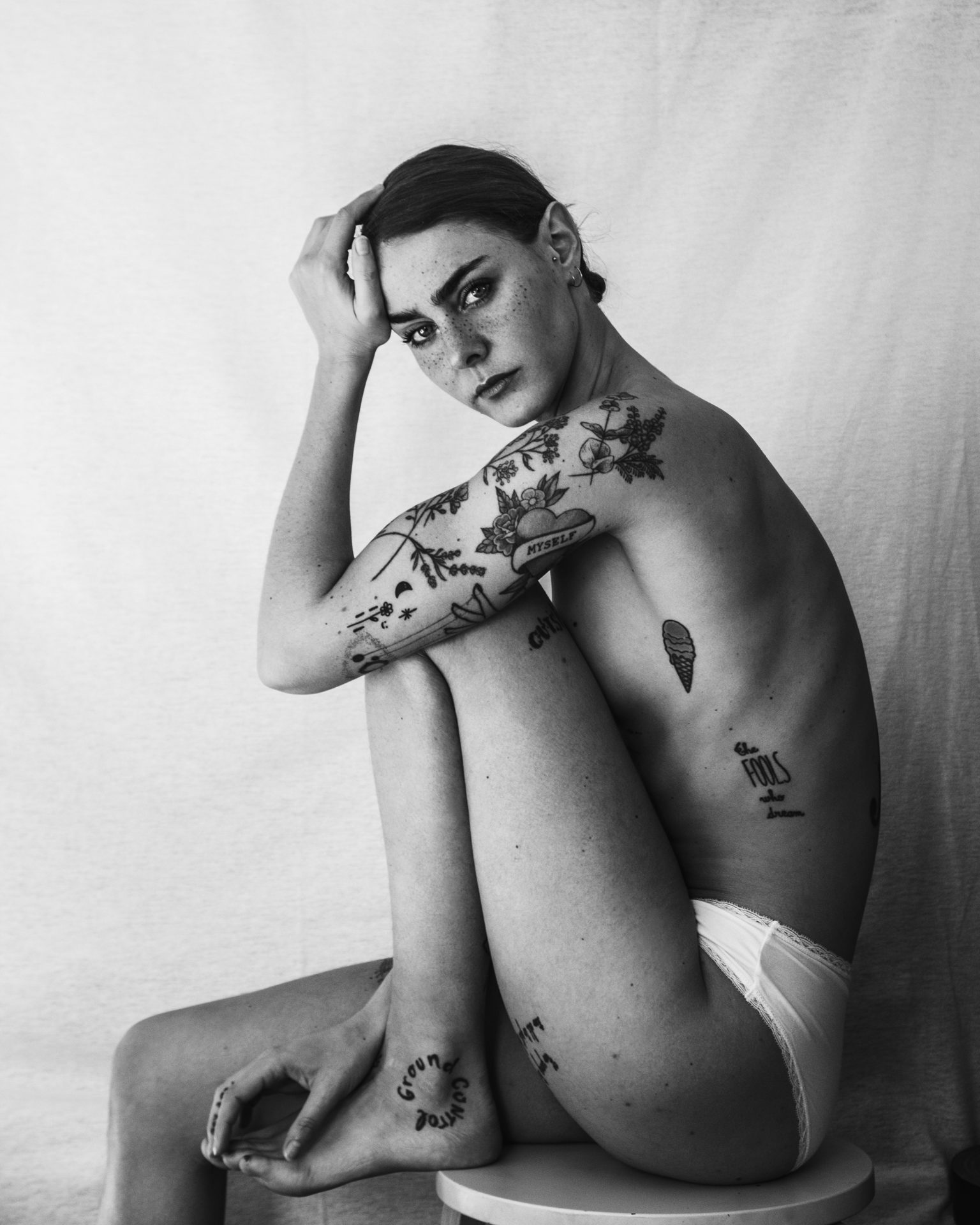 Portrait d'une femme tatouée en culotte, en noir et blanc