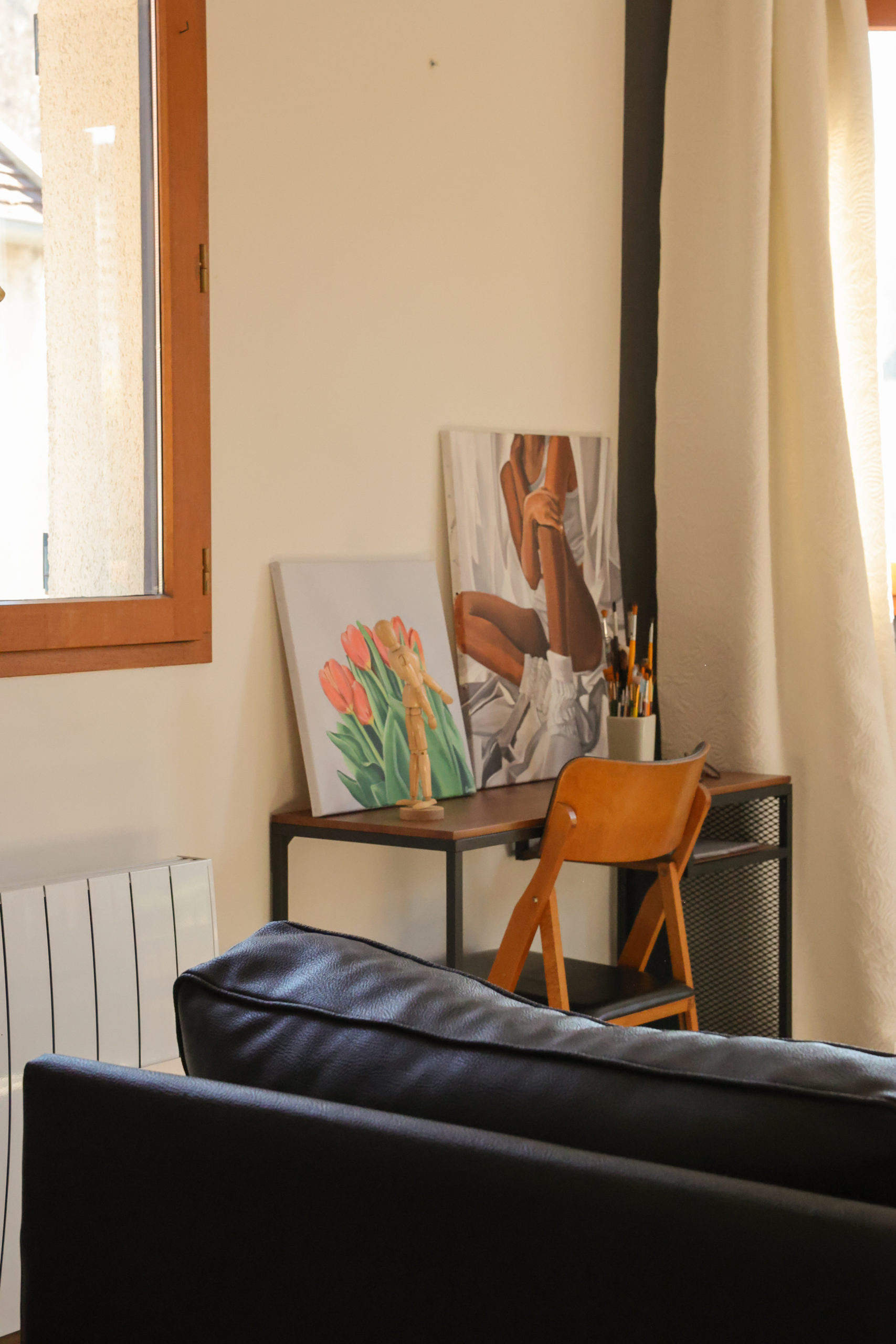 2 peintures de Morgane Clavaud sont posées sur son bureau dans son salon