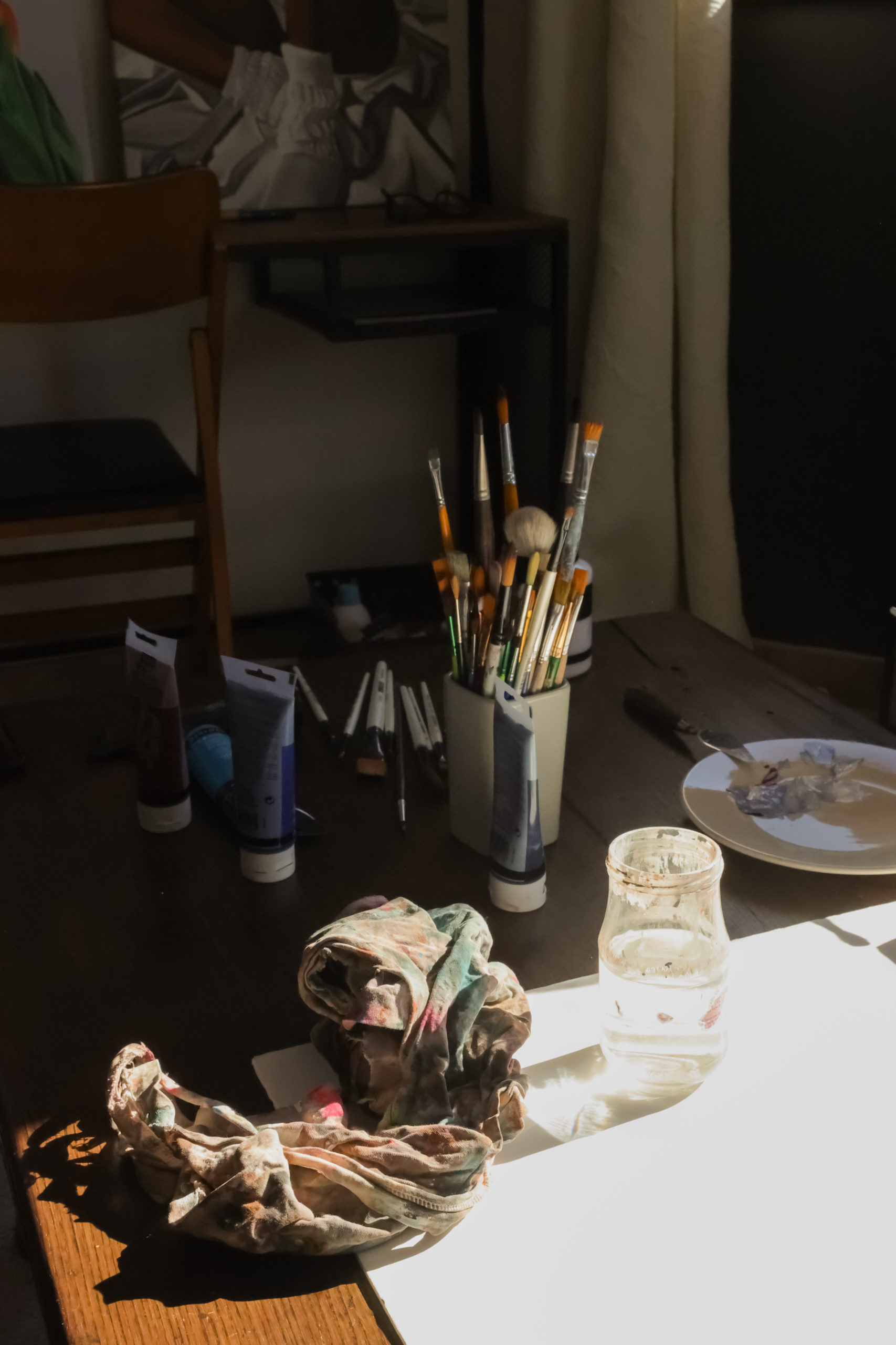 Photo du matériel de peinture de Morgane Clavaud sur son bureau