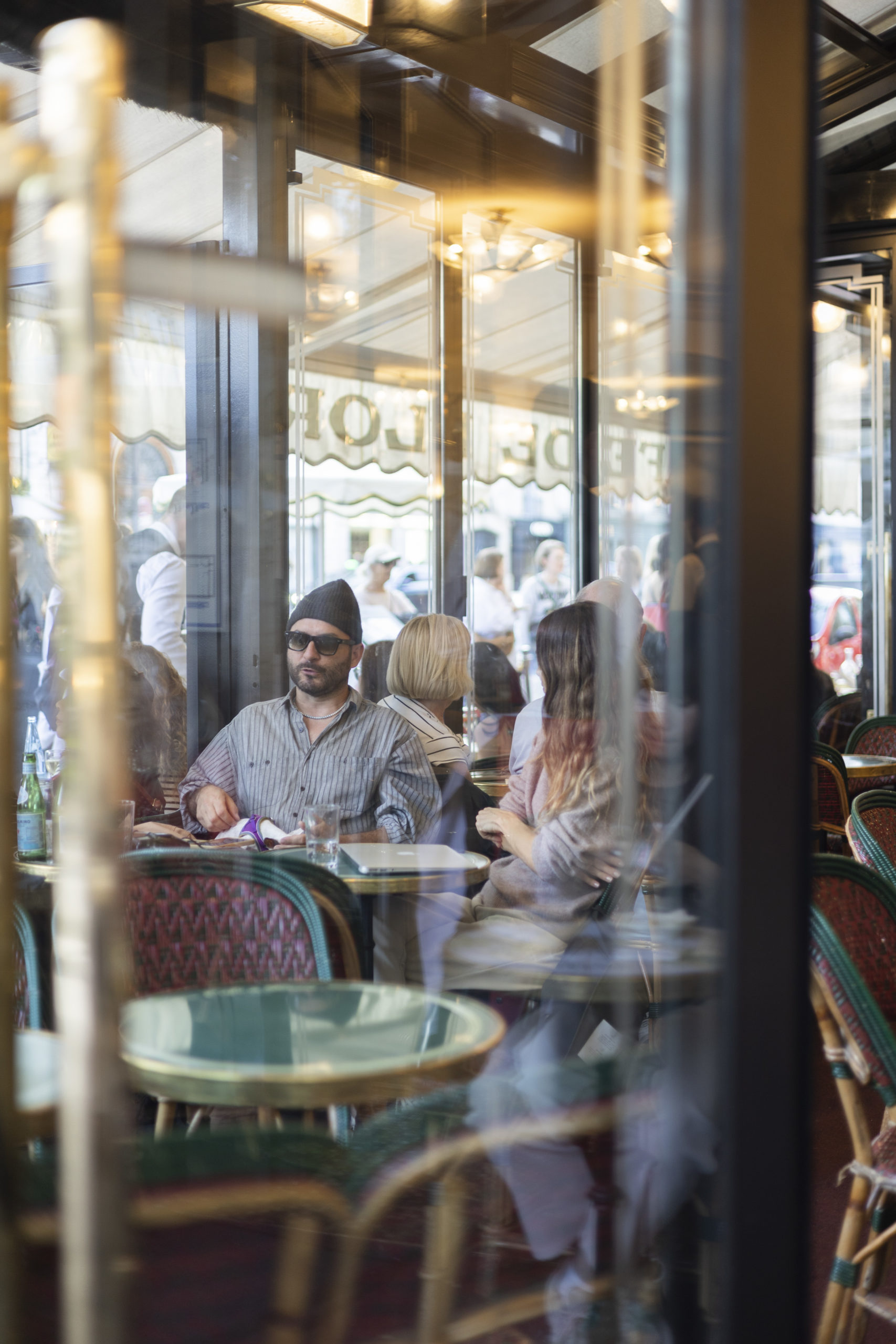 Rémi Ferrante en train de discuter avec Julie Leminor dans le café de Flore à Paris
