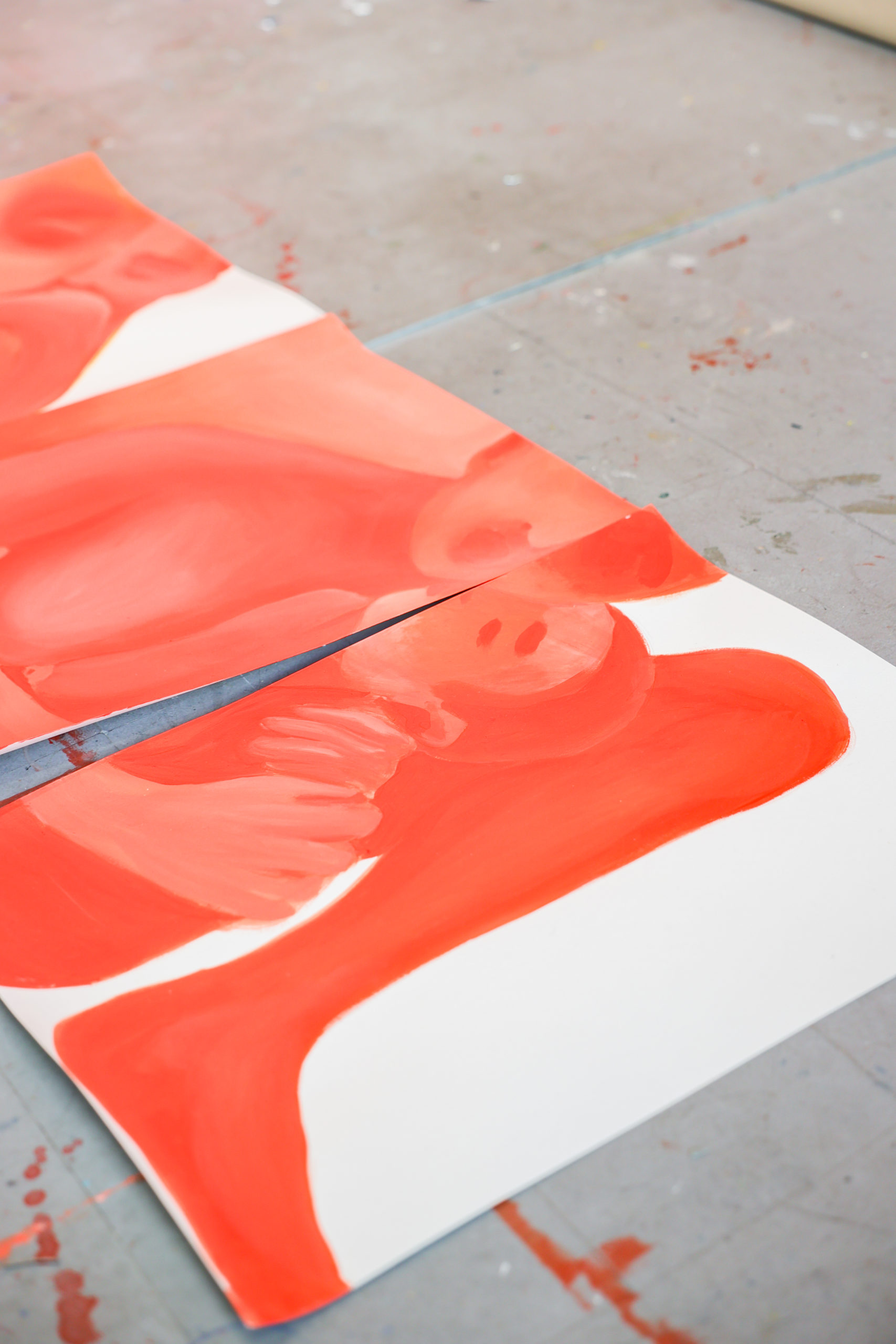 Affiches représentant les bonshommes de Camille Cottier en rouge posées au sol de son atelier