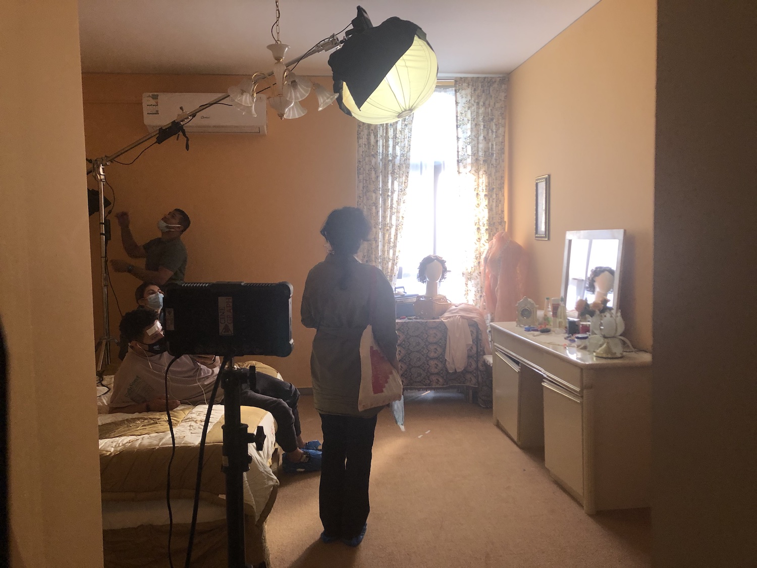 photographie du tournage du film de Maha Al Saati dans une chambre