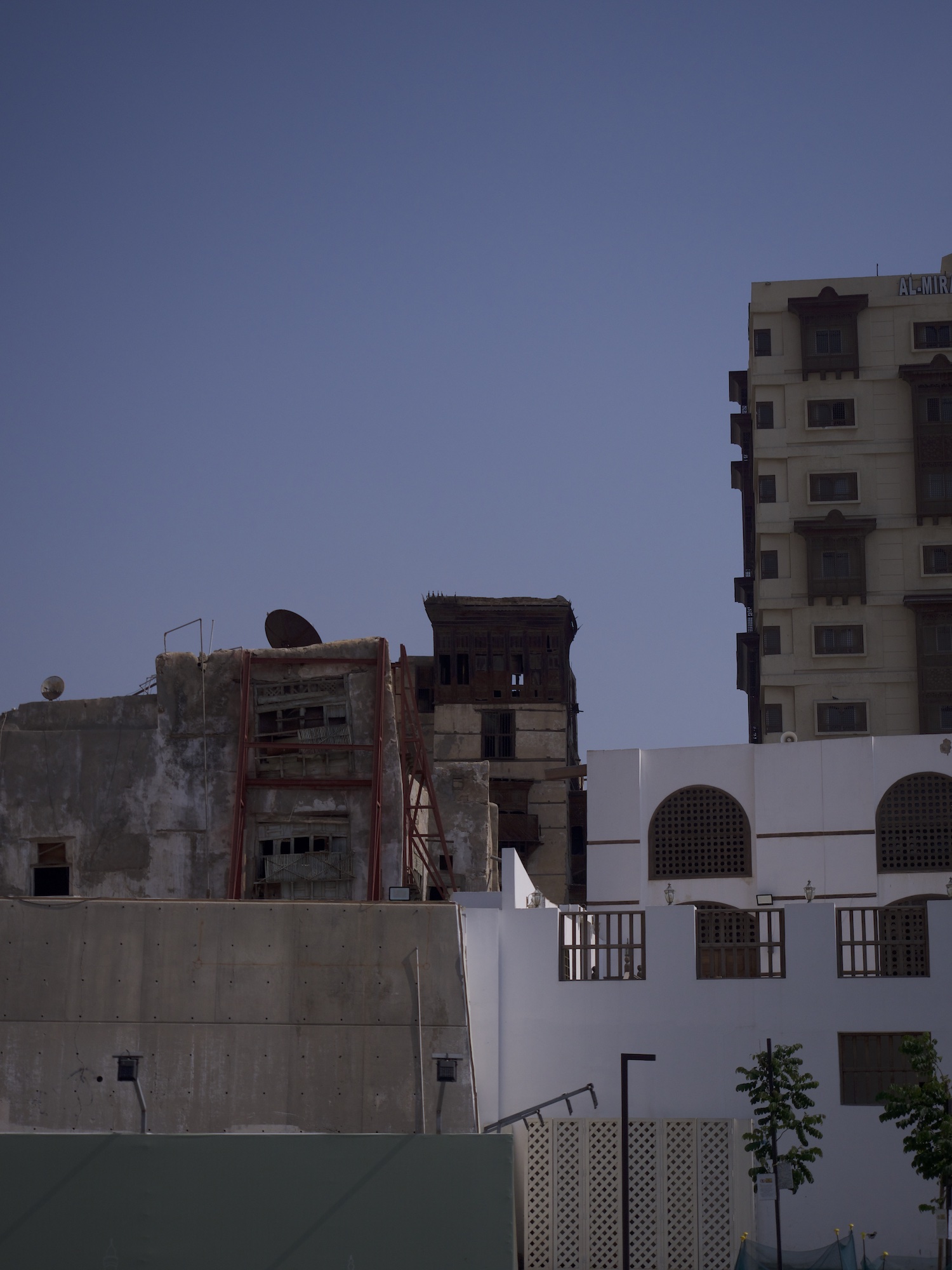 Immeubles de différentes tailles et couleurs dans le centre de Djeddah
