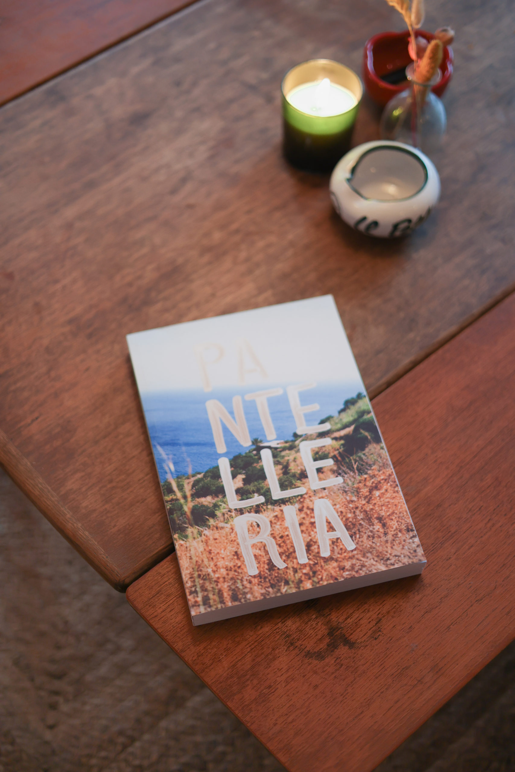 Photographie du livre Pantelleria de Bastien Lattanzio posé sur une table