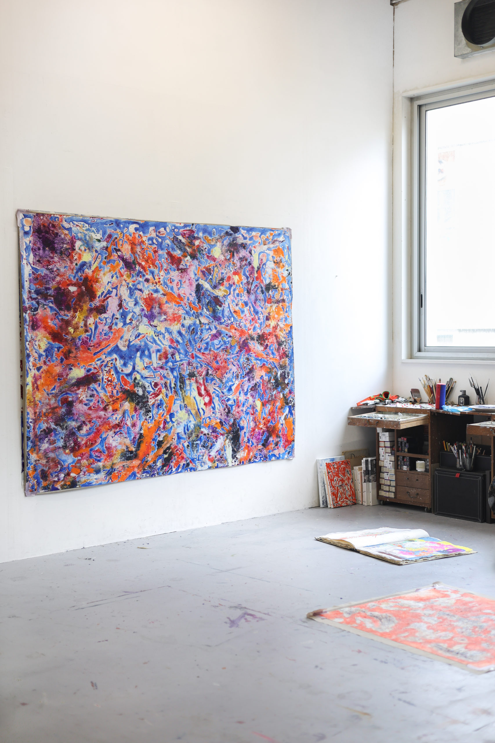 Toile multicolore de Marie de Villepin accrochée au mur de son atelier de Poush Manifesto