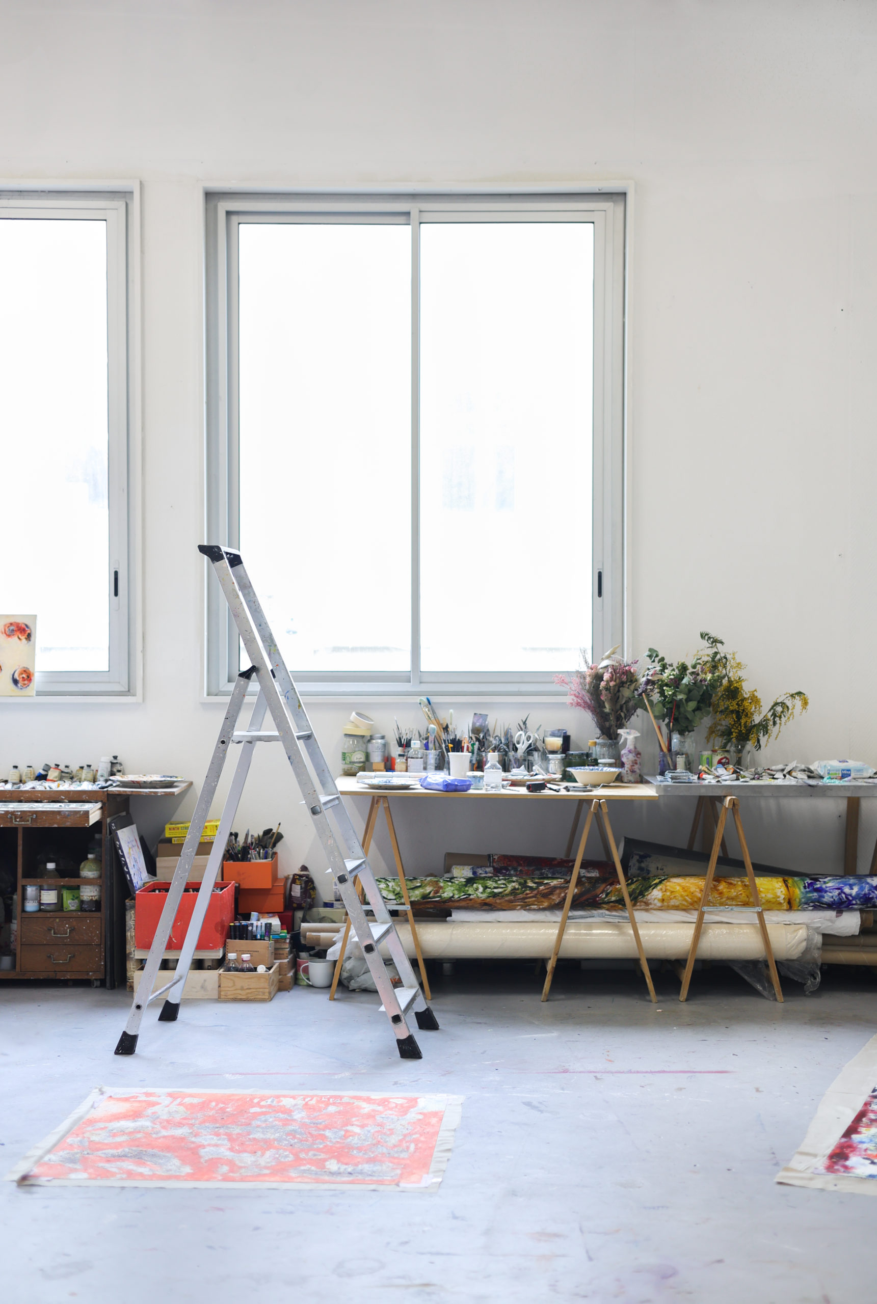 Photo de l'intérieur de l'atelier de Marie de Villepin à Poush Manifesto composé de tables en tréteaux et un escabeau