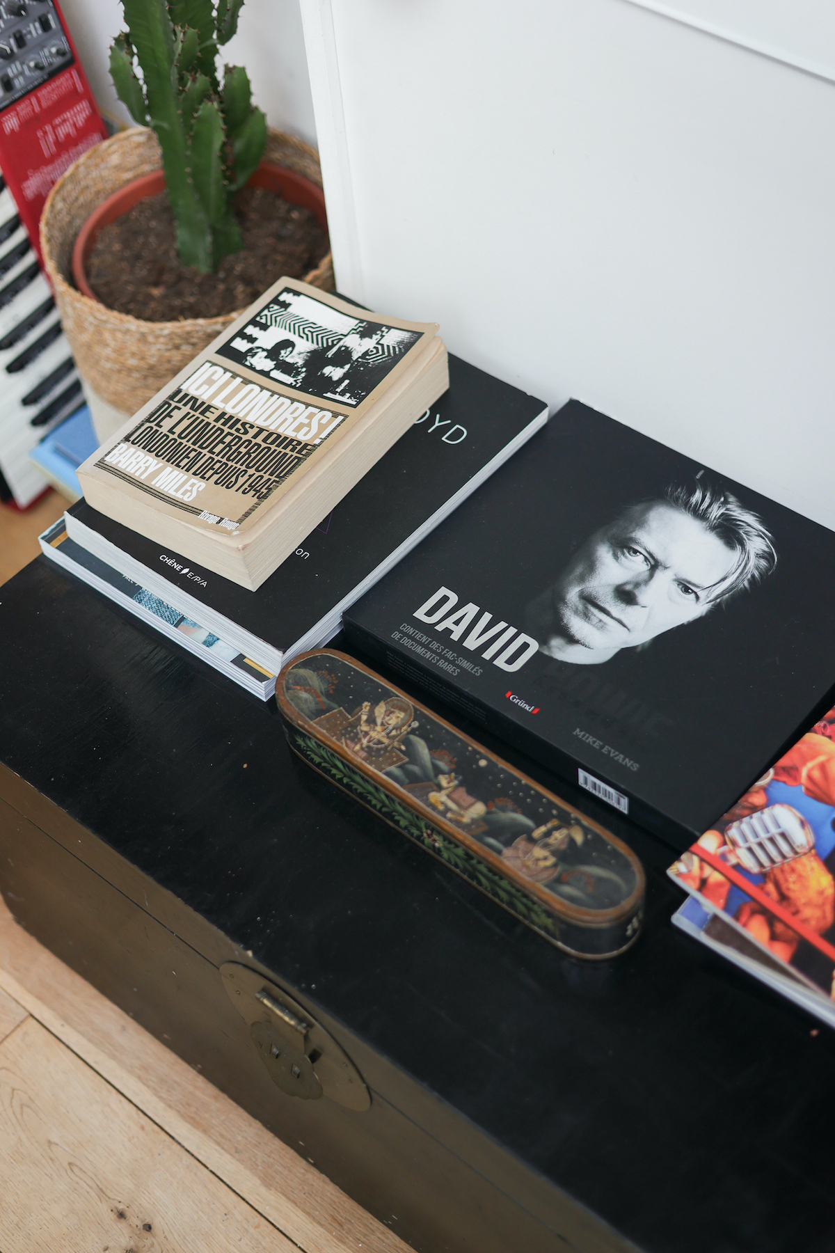 Pile de livres dont un dédié à David Bowie chez Emma Bergmann