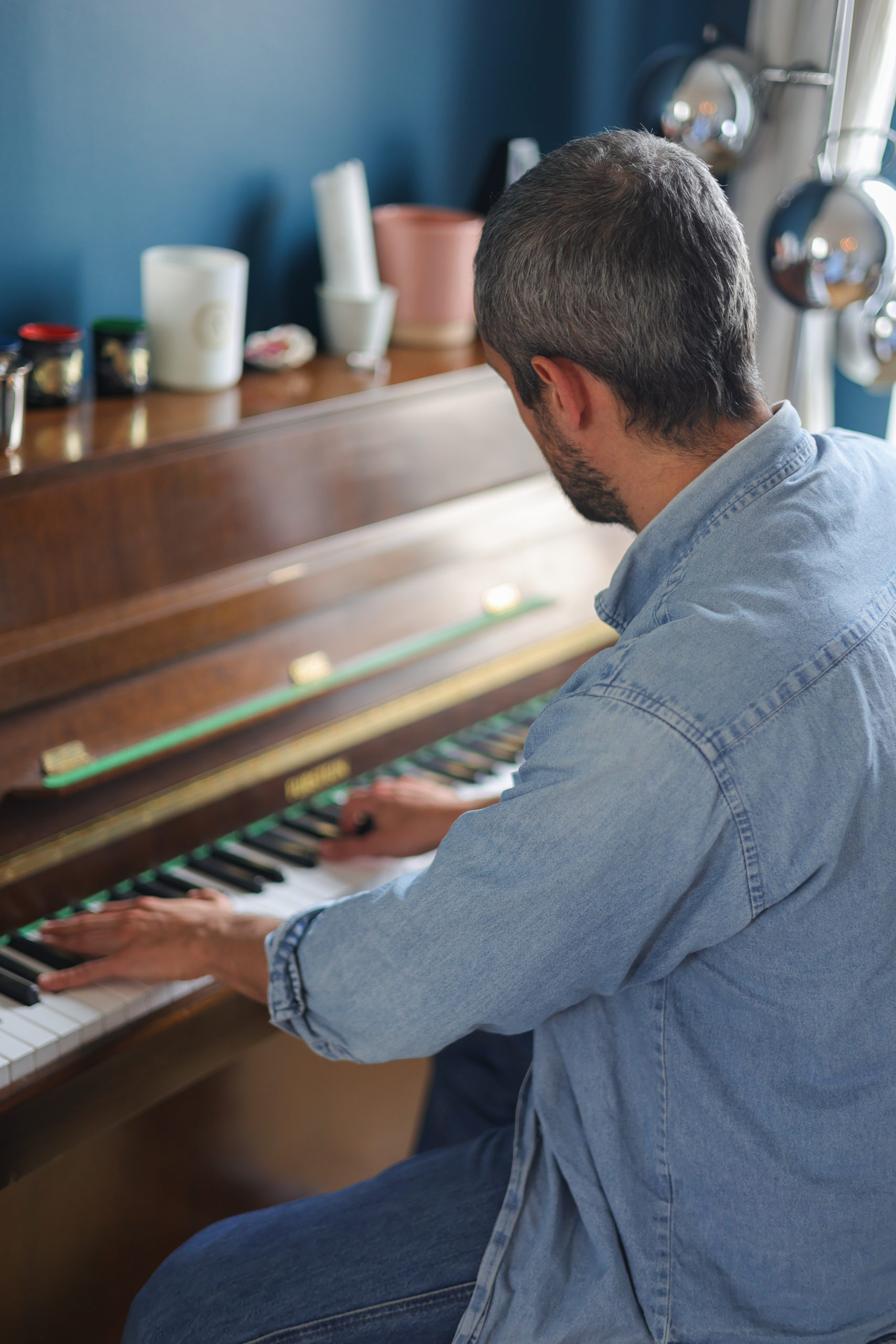 L'artiste Lucien Kimono jouant à son piano