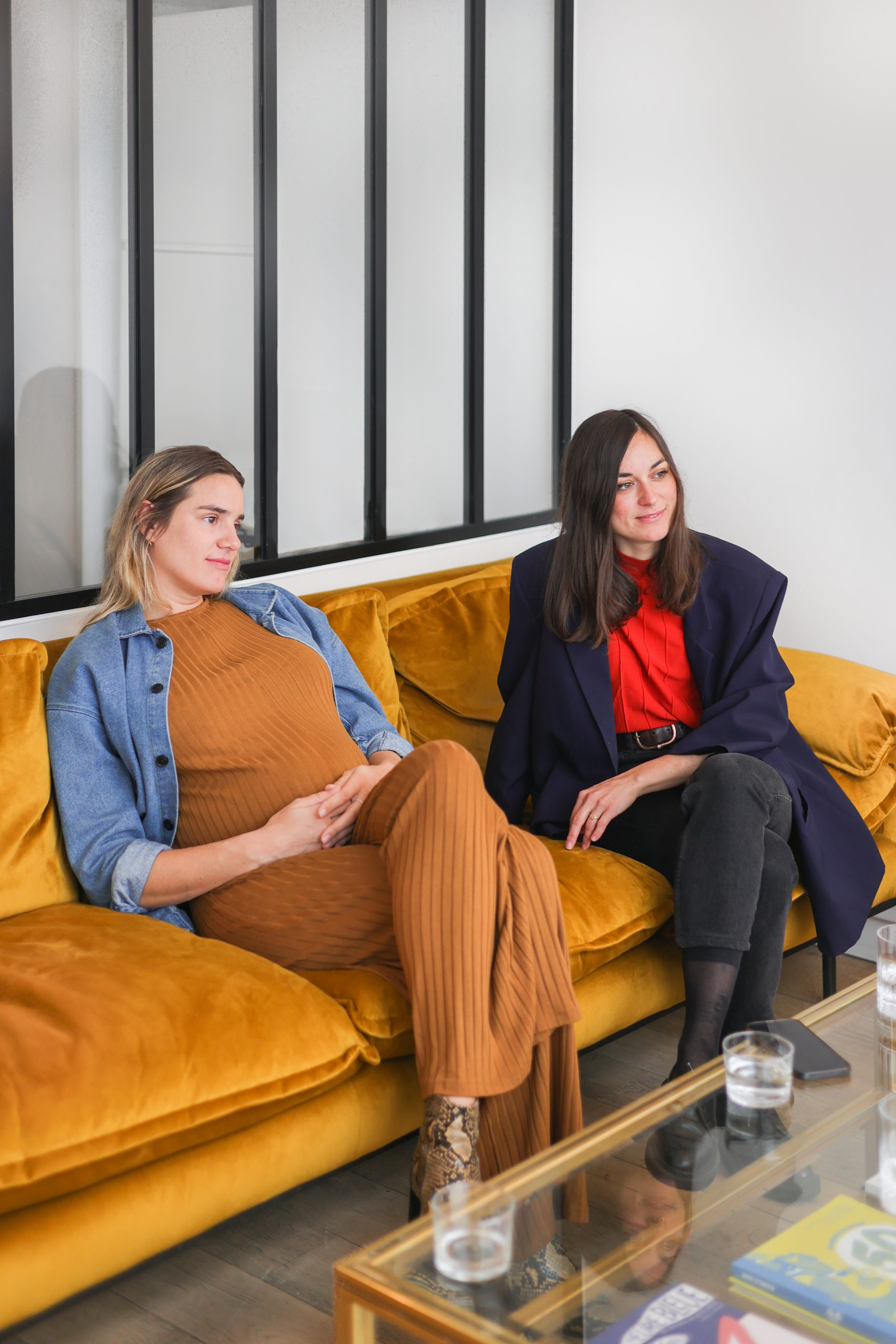 Portrait de Pauline et Marie de Tafmag dans le canapé de leur bureau rue amelot à Paris